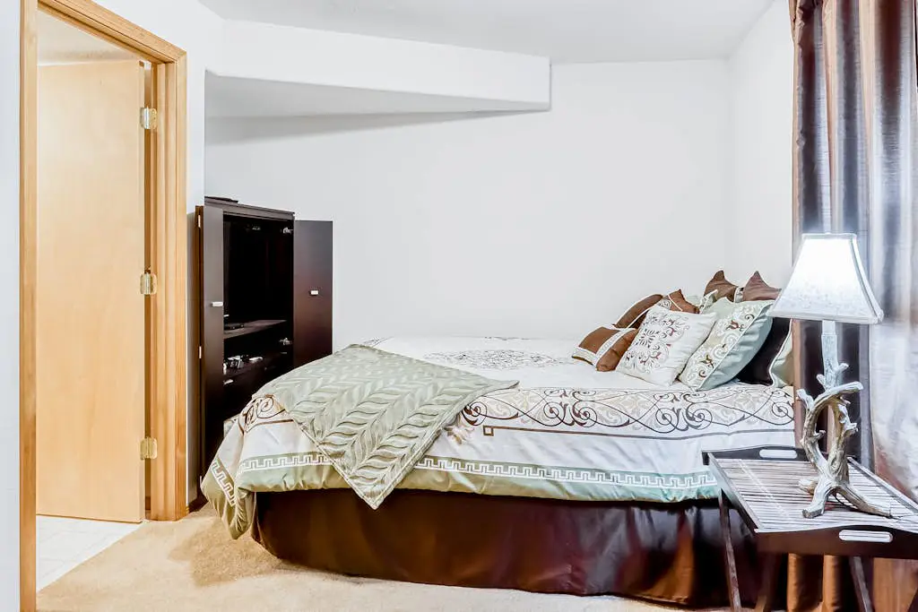 Delightful cabin with lofted layout, hot tub, modern kitchen, WiFi & shared pool