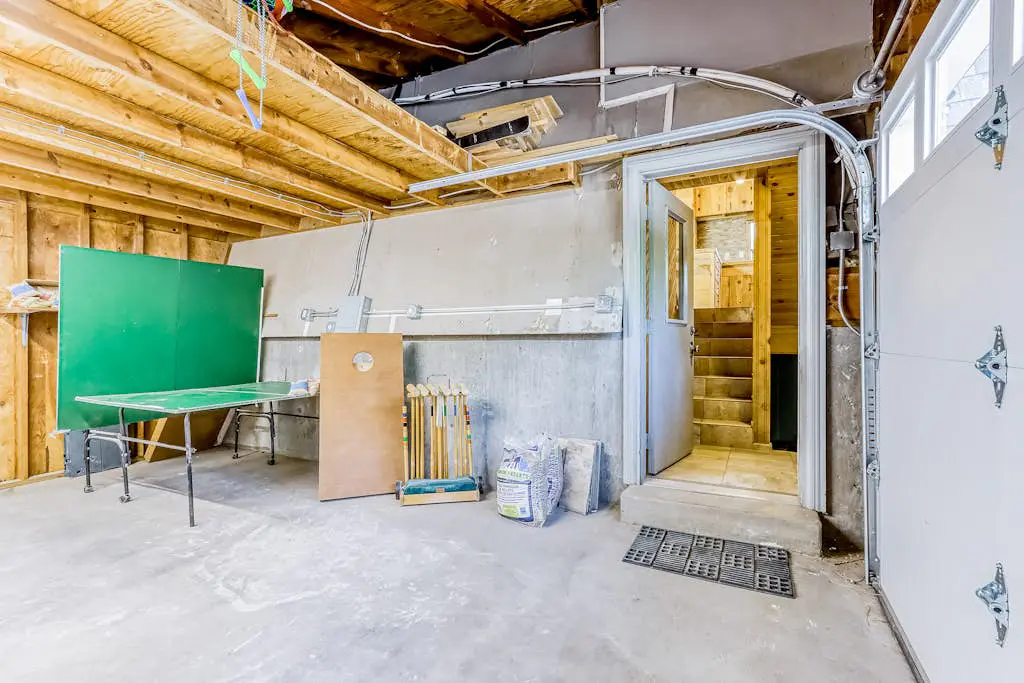 Delightful cabin with lofted layout, hot tub, modern kitchen, WiFi & shared pool