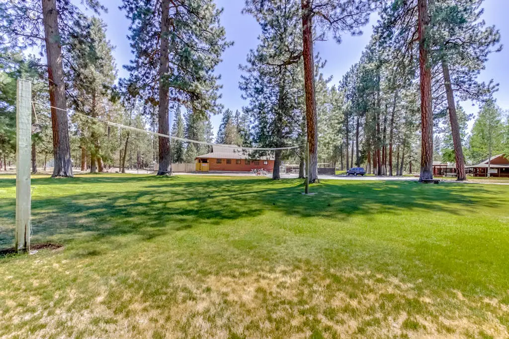 Delightful cabin with lofted layout, hot tub, modern kitchen, WiFi & shared pool