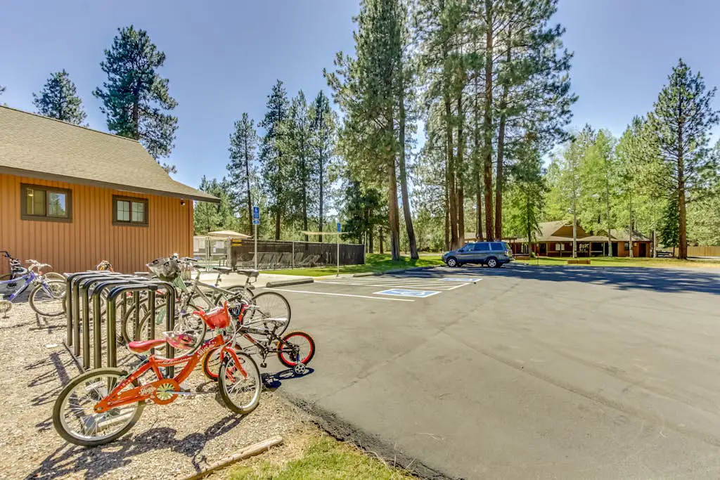 Delightful cabin with lofted layout, hot tub, modern kitchen, WiFi & shared pool
