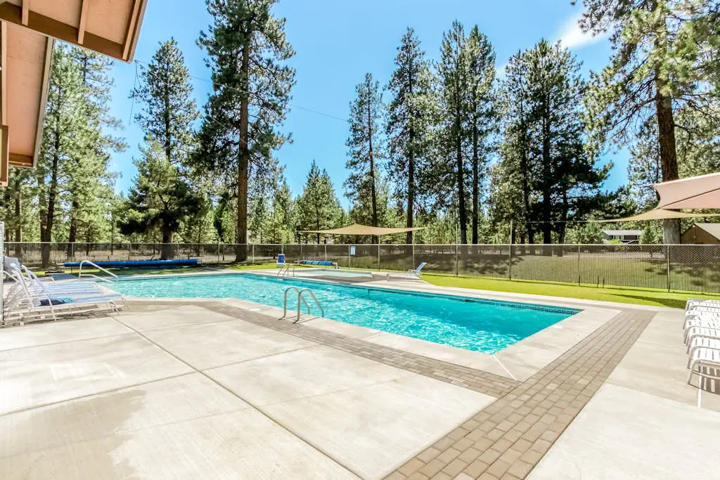 Delightful cabin with lofted layout, hot tub, modern kitchen, WiFi & shared pool
