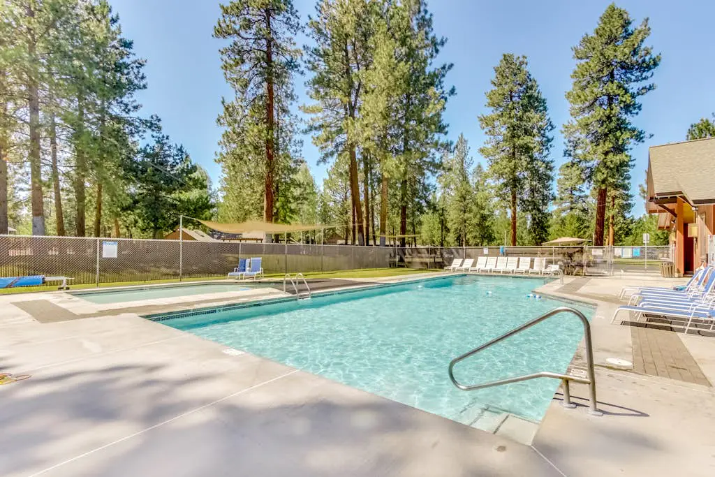 Delightful cabin with lofted layout, hot tub, modern kitchen, WiFi & shared pool