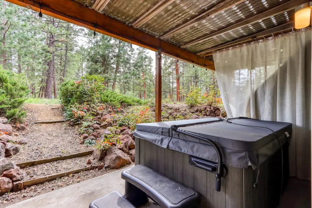 Delightful cabin with lofted layout, hot tub, modern kitchen, WiFi & shared pool