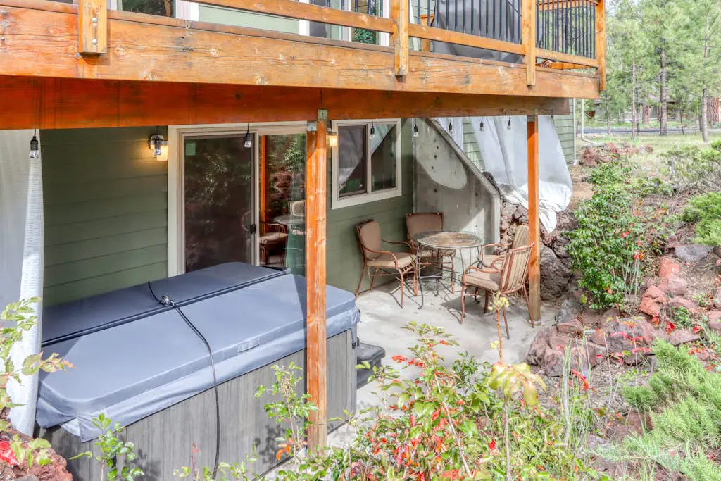 Delightful cabin with lofted layout, hot tub, modern kitchen, WiFi & shared pool