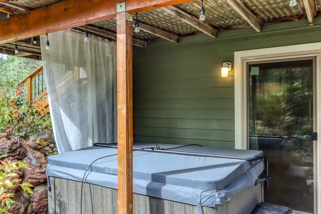 Delightful cabin with lofted layout, hot tub, modern kitchen, WiFi & shared pool
