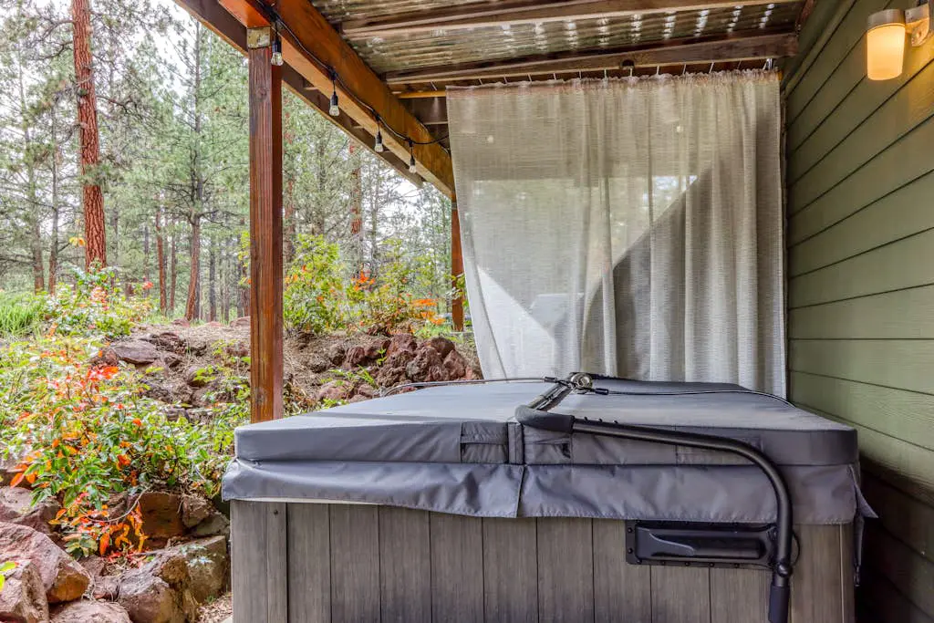 Delightful cabin with lofted layout, hot tub, modern kitchen, WiFi & shared pool