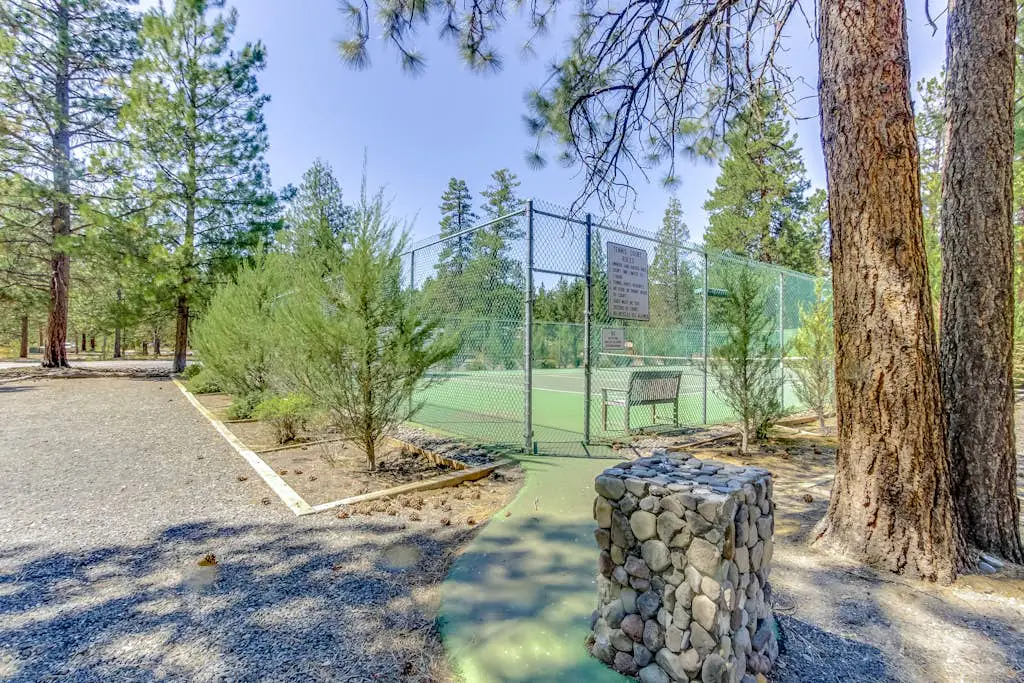 Delightful cabin with lofted layout, hot tub, modern kitchen, WiFi & shared pool
