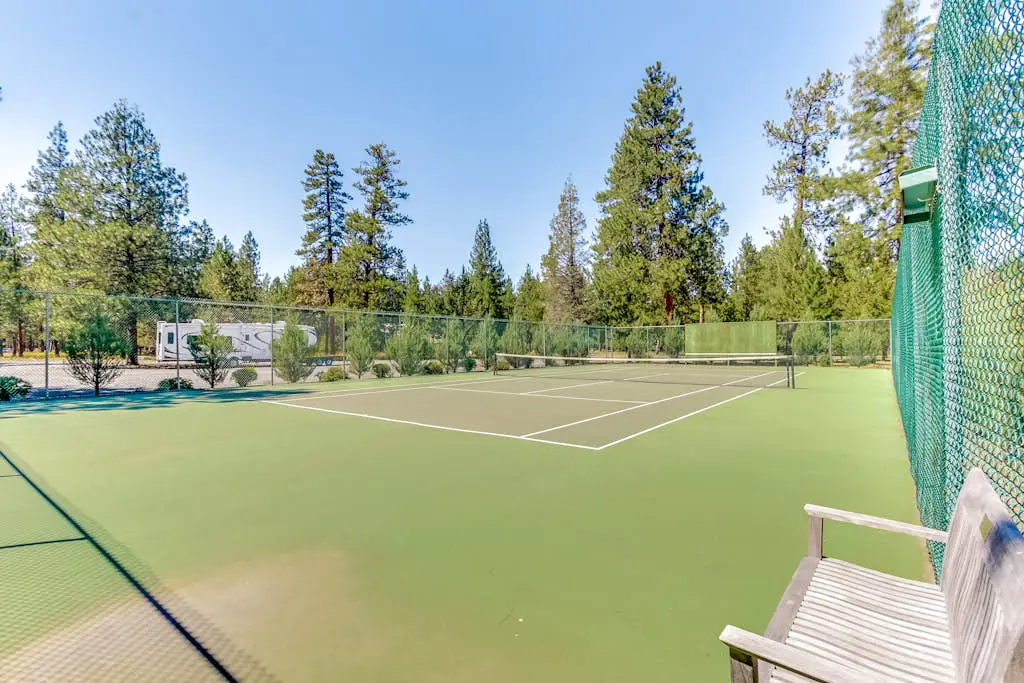 Delightful cabin with lofted layout, hot tub, modern kitchen, WiFi & shared pool