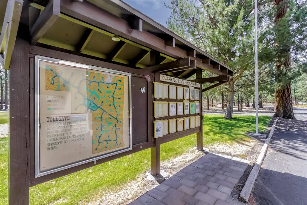 Delightful cabin with lofted layout, hot tub, modern kitchen, WiFi & shared pool