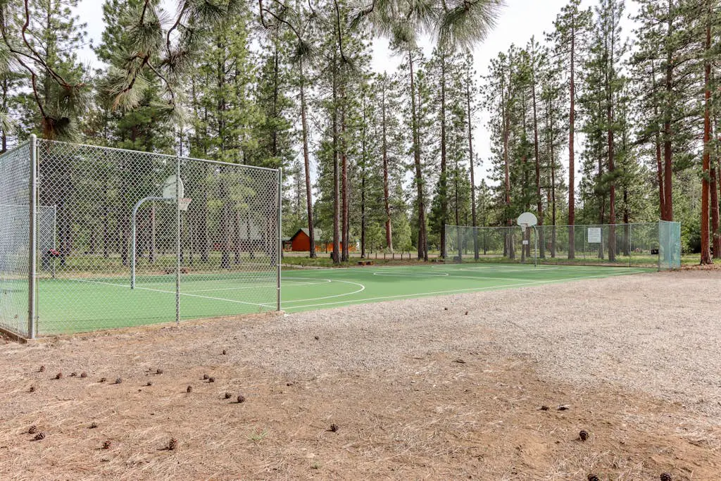 Delightful cabin with lofted layout, hot tub, modern kitchen, WiFi & shared pool