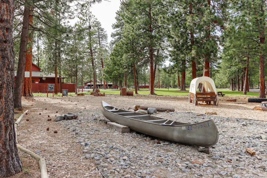 Delightful cabin with lofted layout, hot tub, modern kitchen, WiFi & shared pool