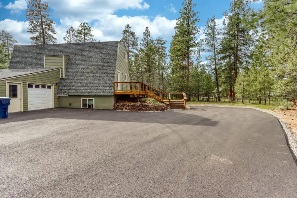 Delightful cabin with lofted layout, hot tub, modern kitchen, WiFi & shared pool