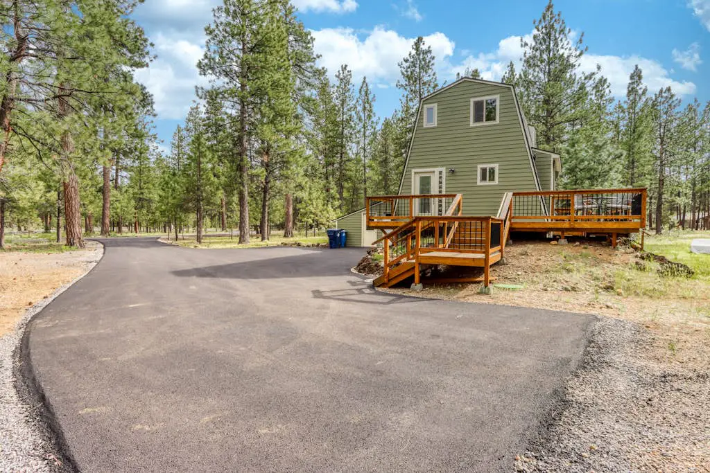 Delightful cabin with lofted layout, hot tub, modern kitchen, WiFi & shared pool