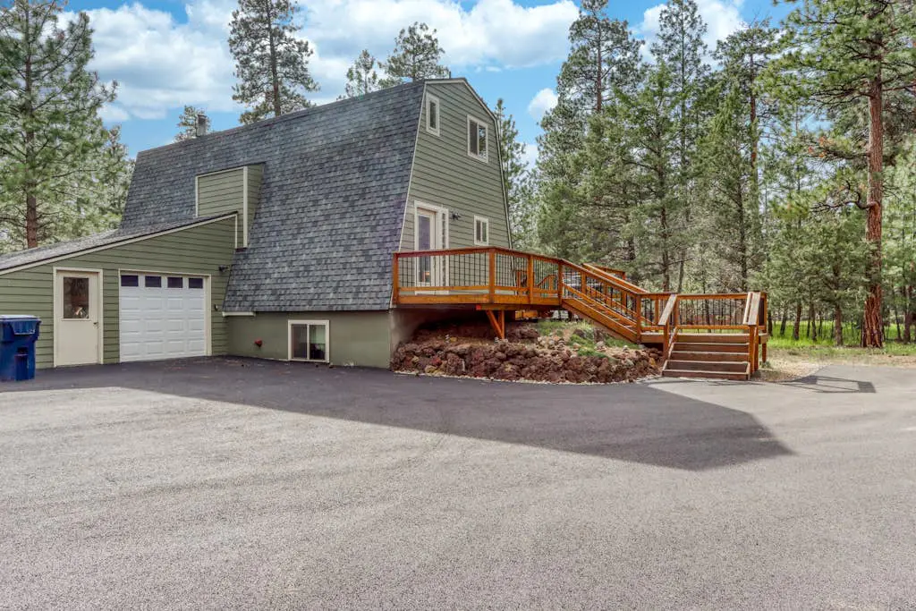 Delightful cabin with lofted layout, hot tub, modern kitchen, WiFi & shared pool