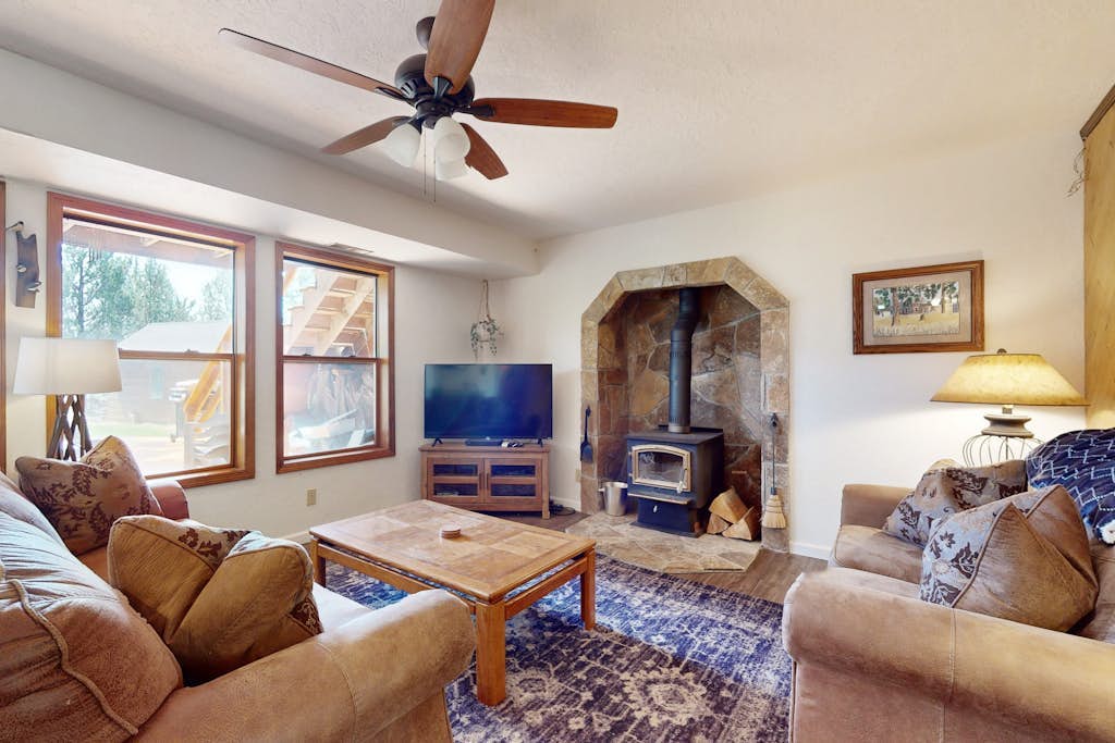 Grand Retreat on 5-Acre Lot with Private Hot Tub & Fireplaces, Mins to Slopes