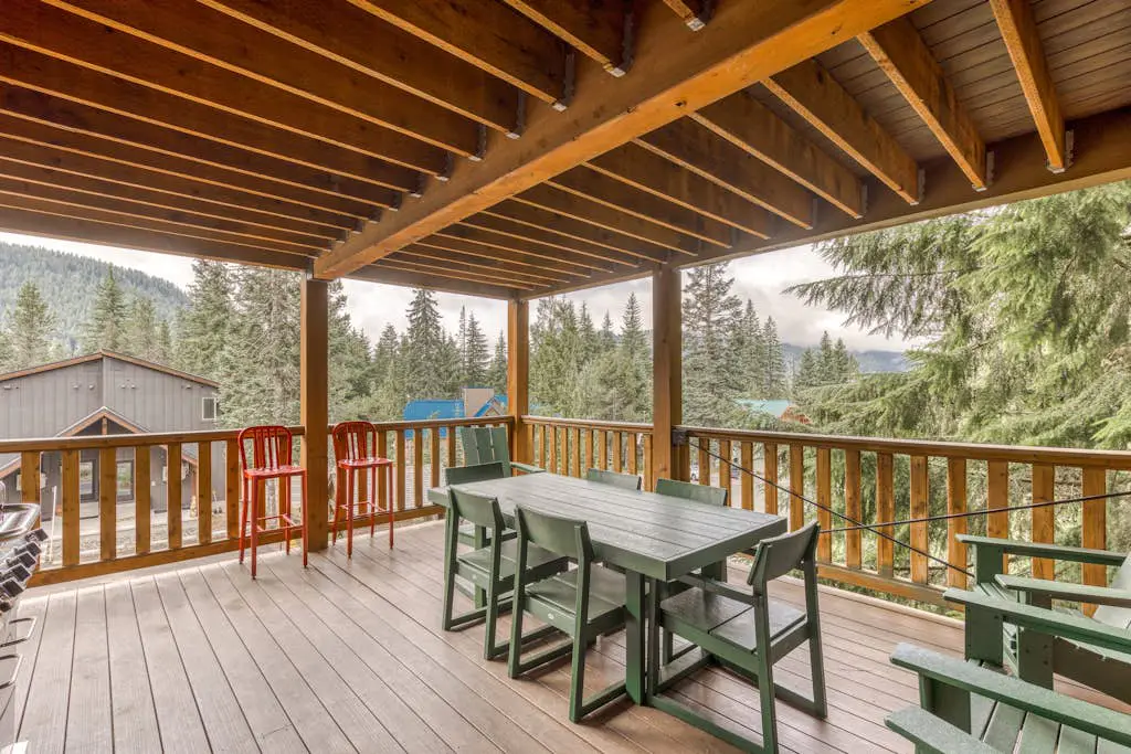 Recently updated in 2024-Large, dog-friendly home with covered deck