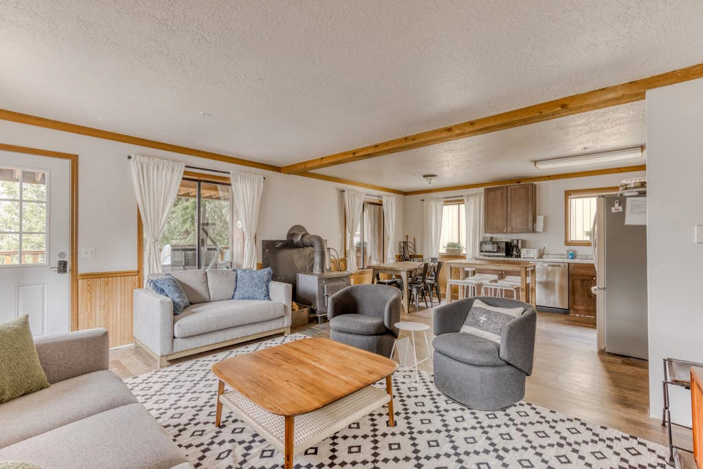 Recently updated in 2024-Large, dog-friendly home with covered deck