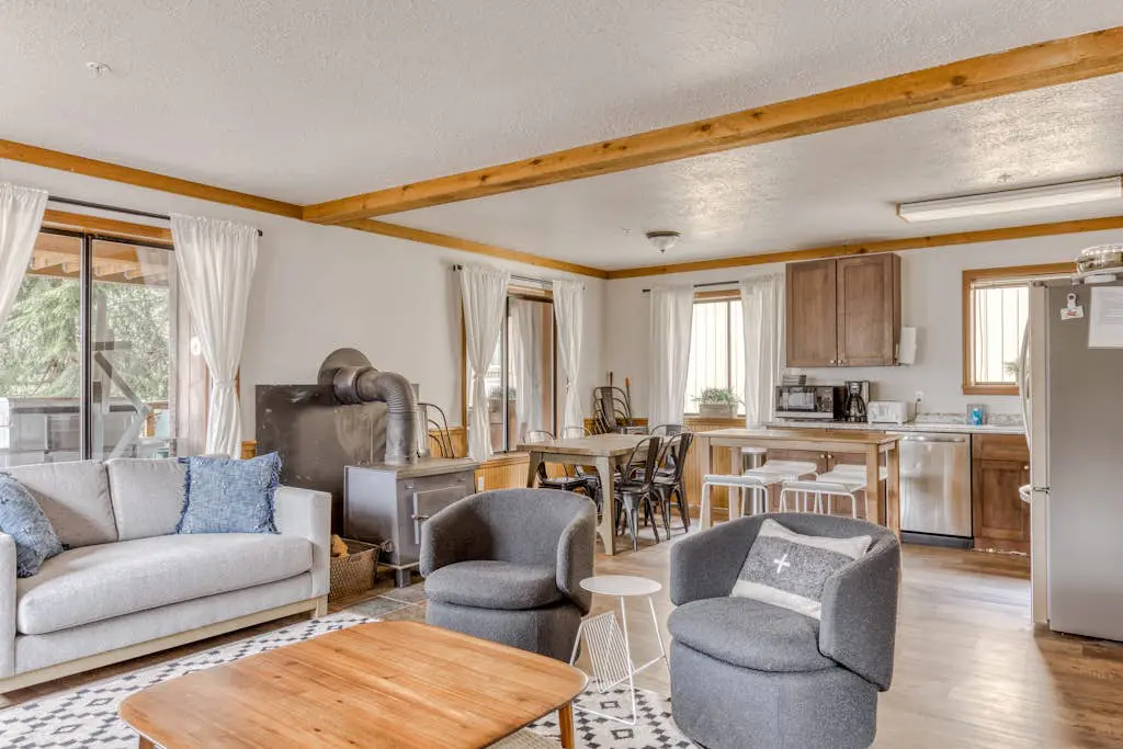Recently updated in 2024-Large, dog-friendly home with covered deck