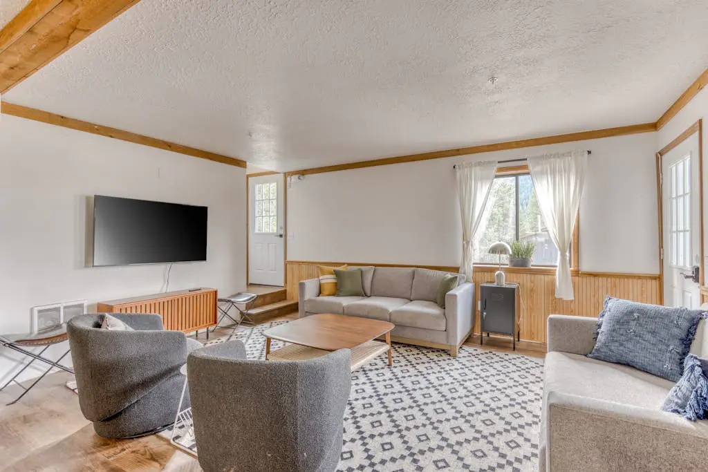 Recently updated in 2024-Large, dog-friendly home with covered deck