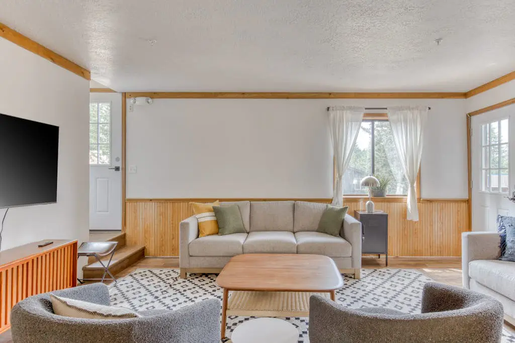 Recently updated in 2024-Large, dog-friendly home with covered deck