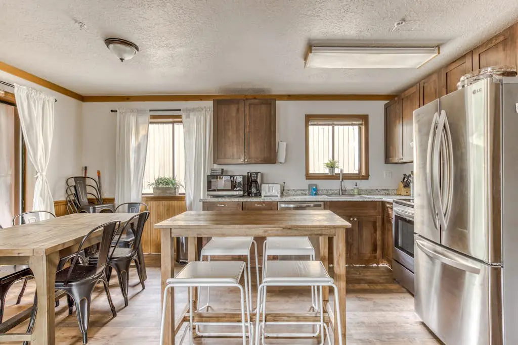 Recently updated in 2024-Large, dog-friendly home with covered deck
