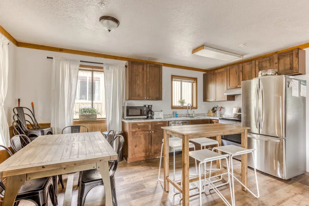 Recently updated in 2024-Large, dog-friendly home with covered deck