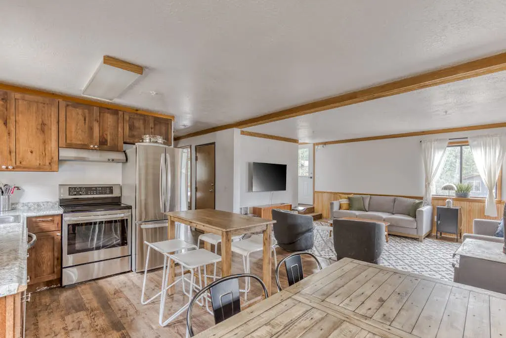 Recently updated in 2024-Large, dog-friendly home with covered deck