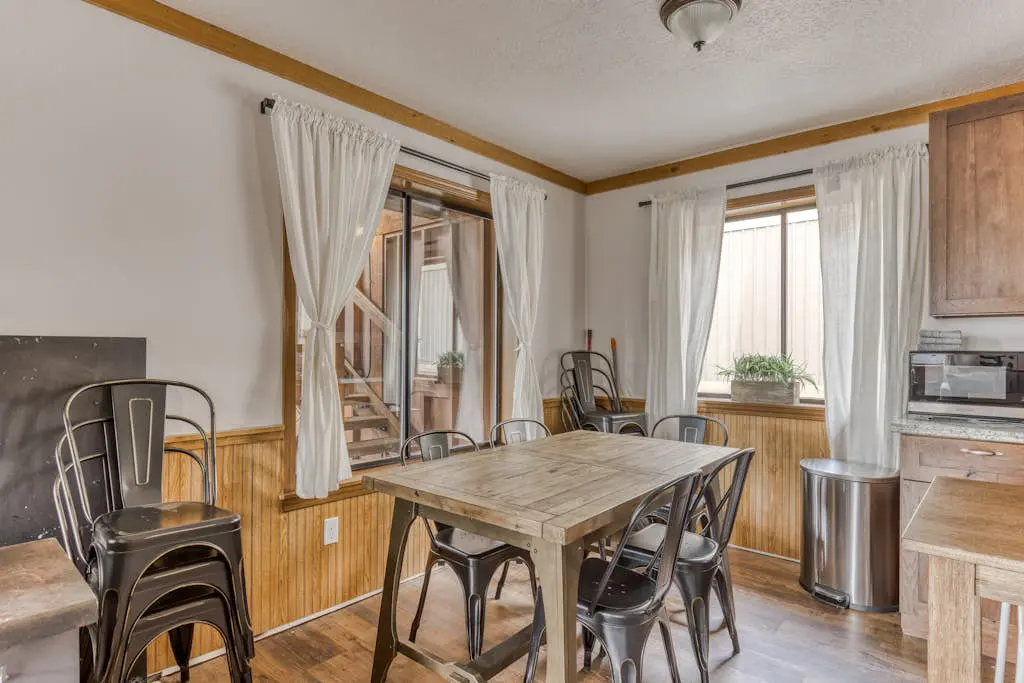 Recently updated in 2024-Large, dog-friendly home with covered deck