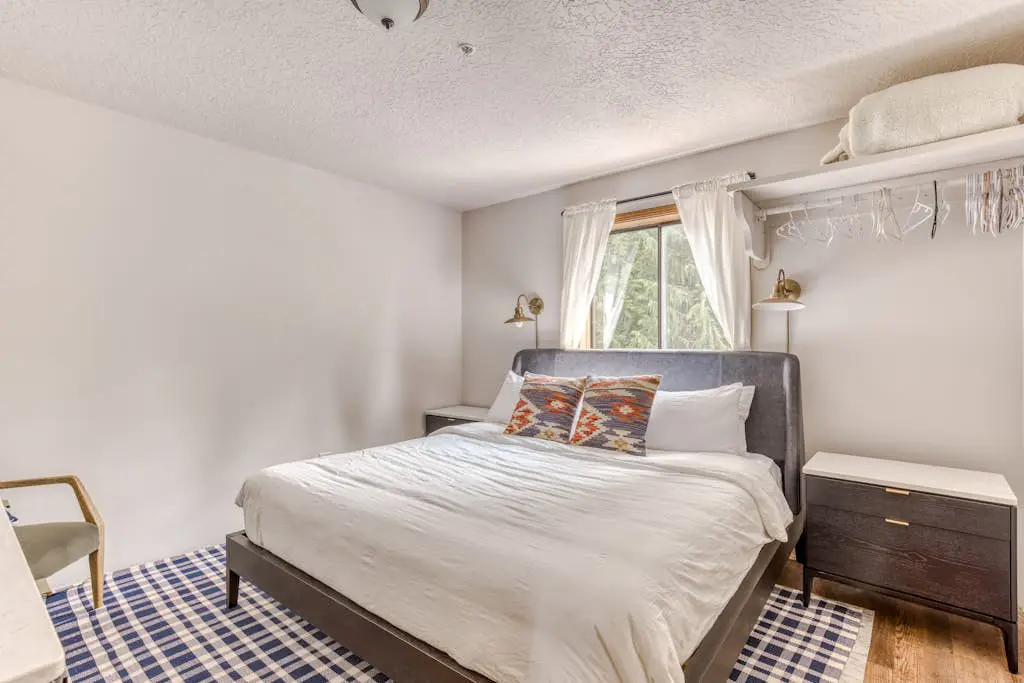 Recently updated in 2024-Large, dog-friendly home with covered deck