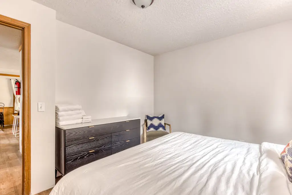 Recently updated in 2024-Large, dog-friendly home with covered deck