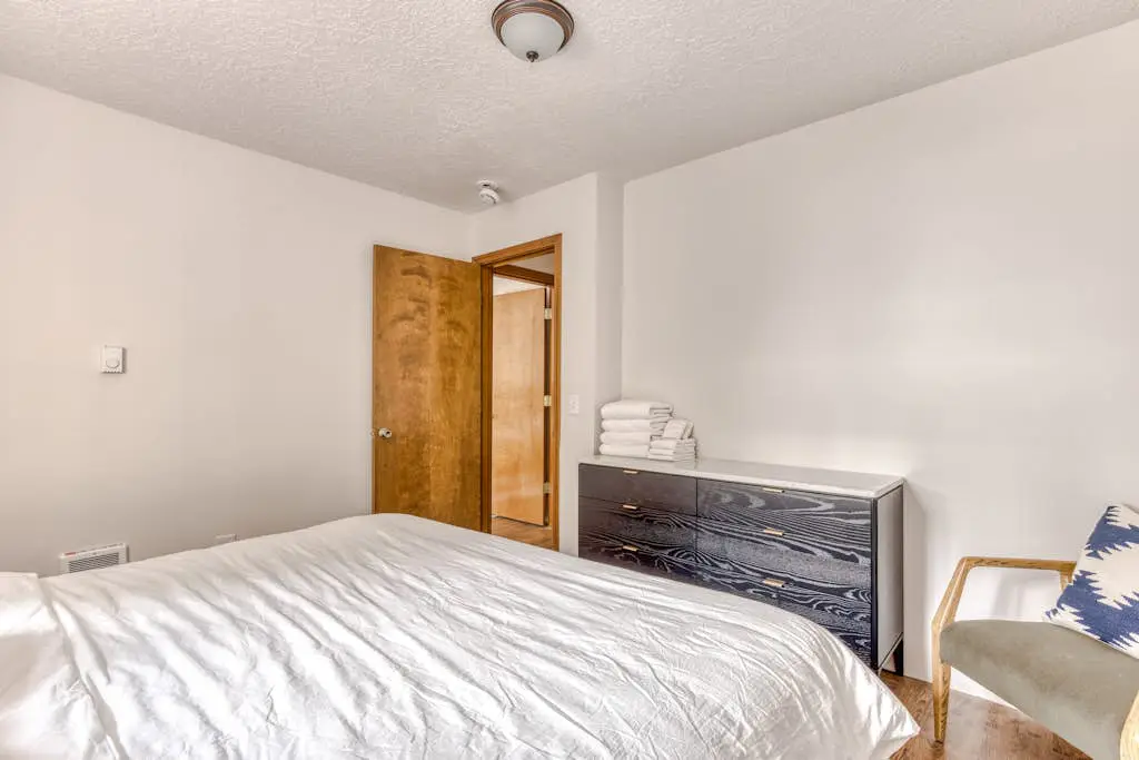 Recently updated in 2024-Large, dog-friendly home with covered deck
