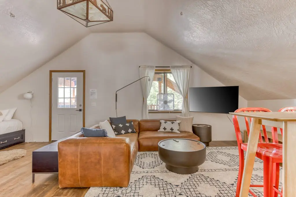 Recently updated in 2024-Large, dog-friendly home with covered deck