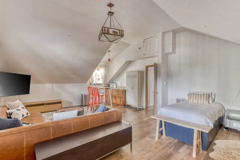 Recently updated in 2024-Large, dog-friendly home with covered deck
