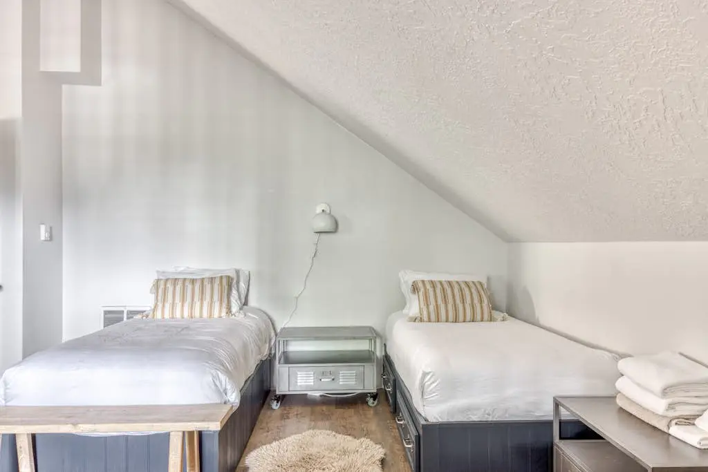 Recently updated in 2024-Large, dog-friendly home with covered deck