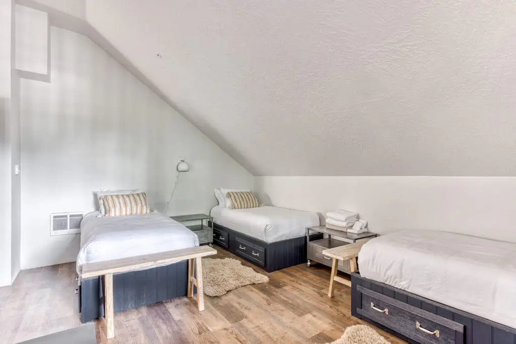 Recently updated in 2024-Large, dog-friendly home with covered deck