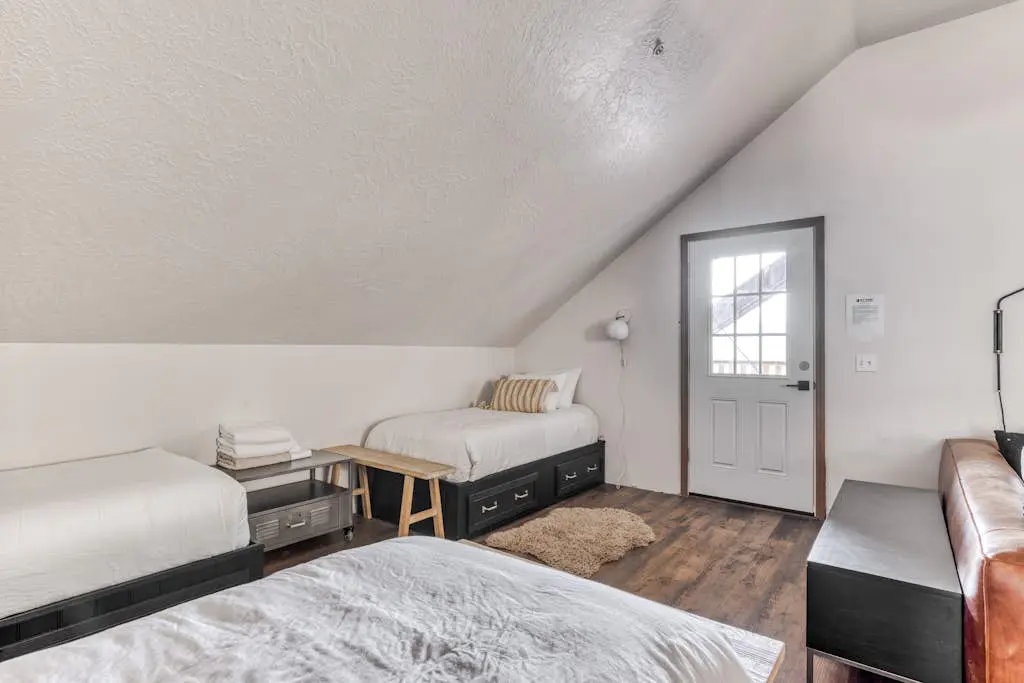 Recently updated in 2024-Large, dog-friendly home with covered deck