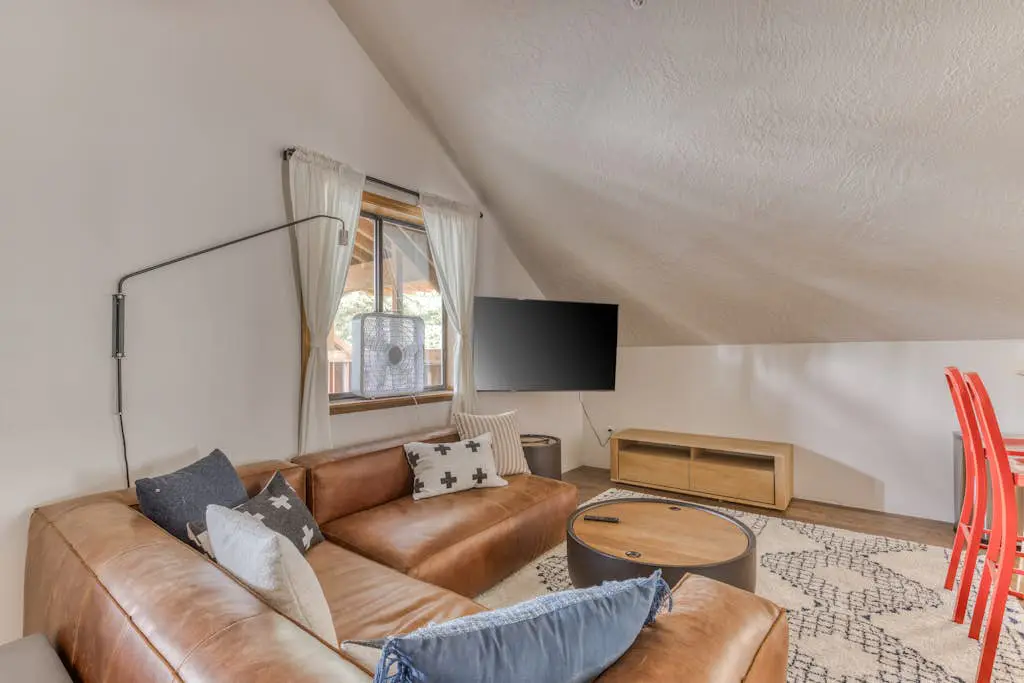 Recently updated in 2024-Large, dog-friendly home with covered deck