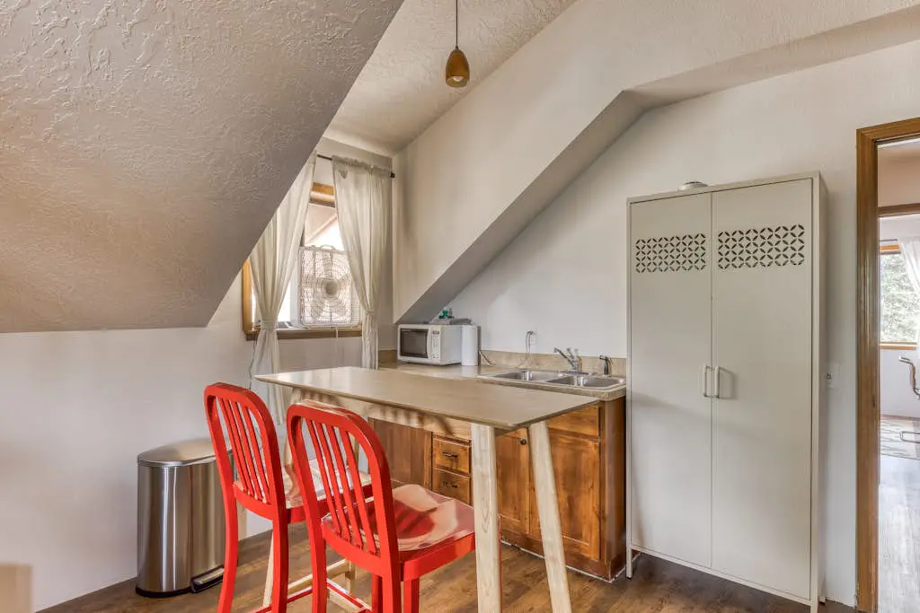Recently updated in 2024-Large, dog-friendly home with covered deck