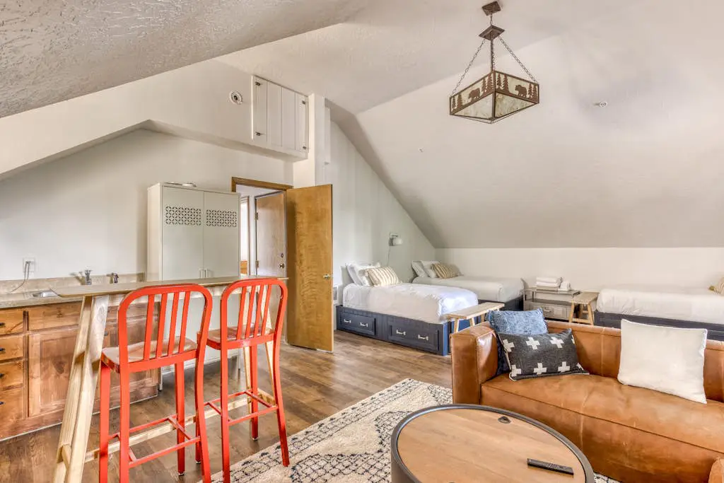 Recently updated in 2024-Large, dog-friendly home with covered deck