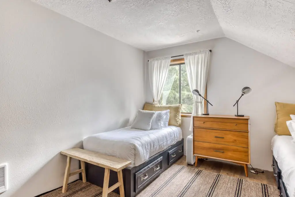 Recently updated in 2024-Large, dog-friendly home with covered deck