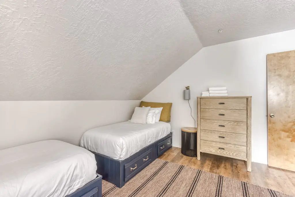 Recently updated in 2024-Large, dog-friendly home with covered deck