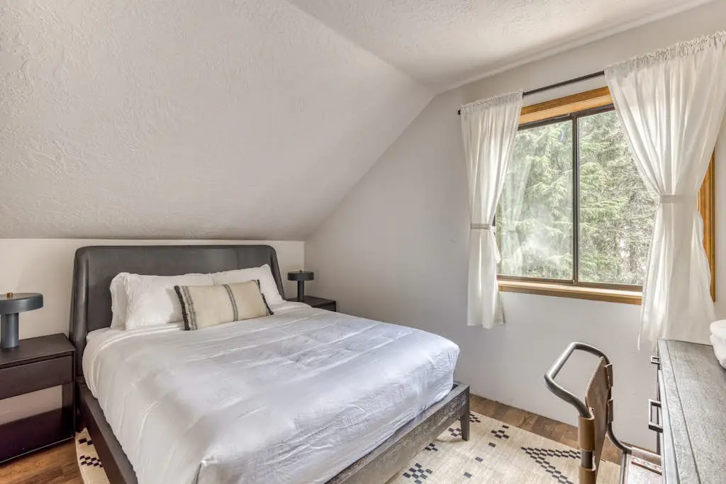Recently updated in 2024-Large, dog-friendly home with covered deck