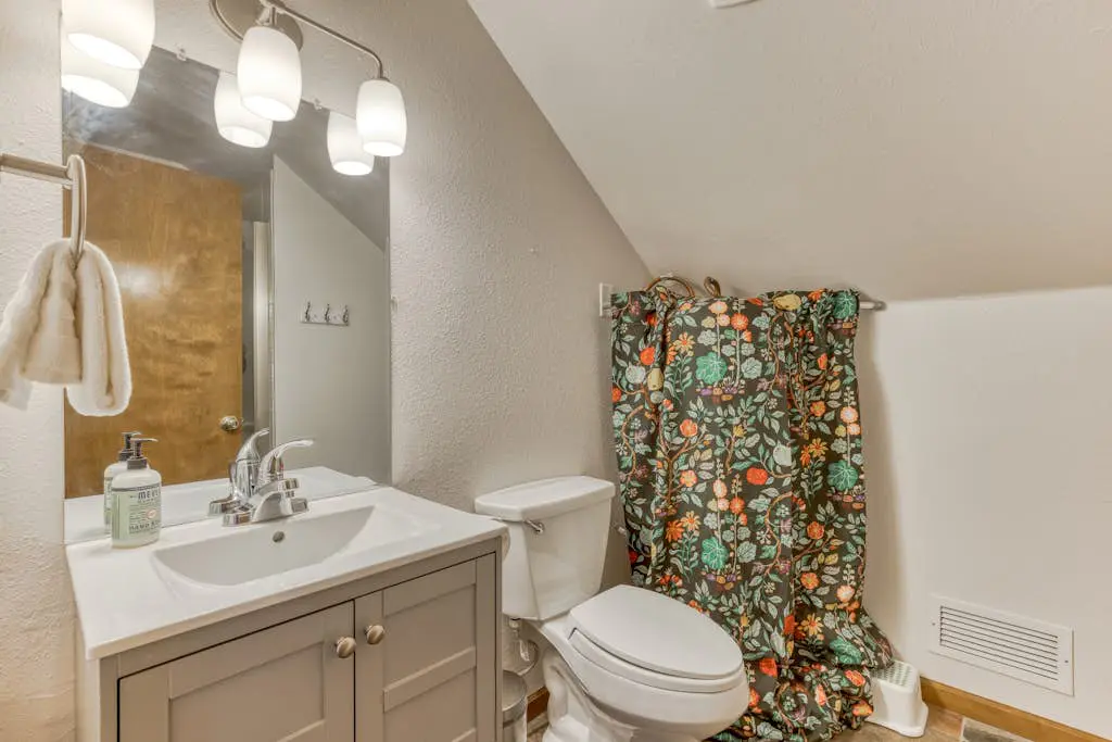 Recently updated in 2024-Large, dog-friendly home with covered deck