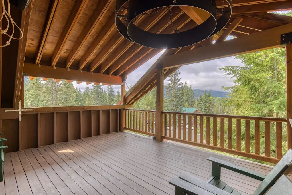 Recently updated in 2024-Large, dog-friendly home with covered deck