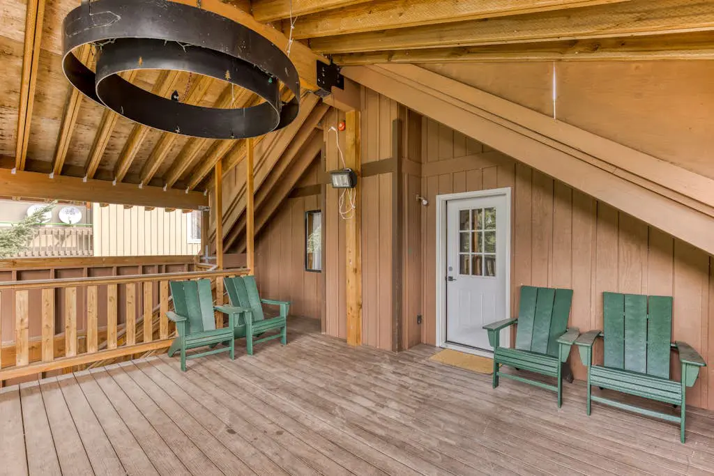 Recently updated in 2024-Large, dog-friendly home with covered deck