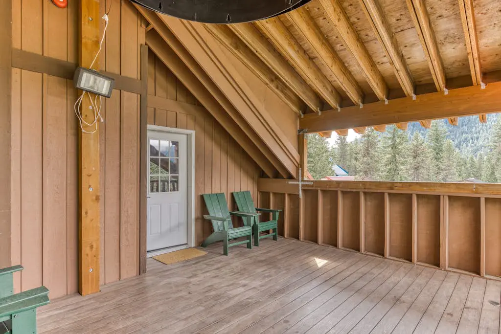 Recently updated in 2024-Large, dog-friendly home with covered deck
