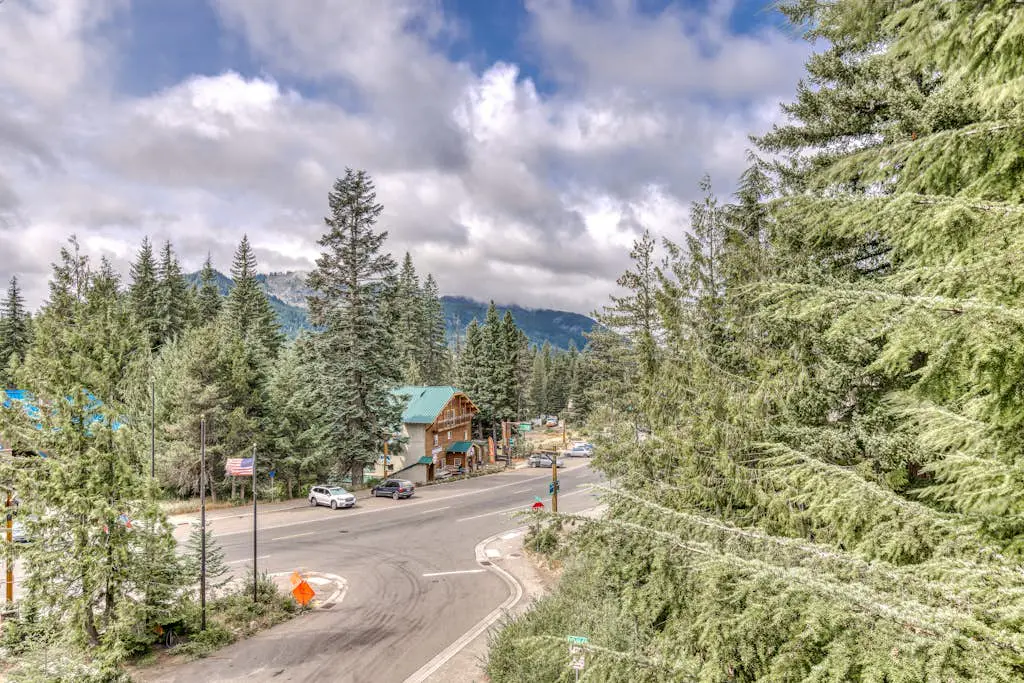 Recently updated in 2024-Large, dog-friendly home with covered deck