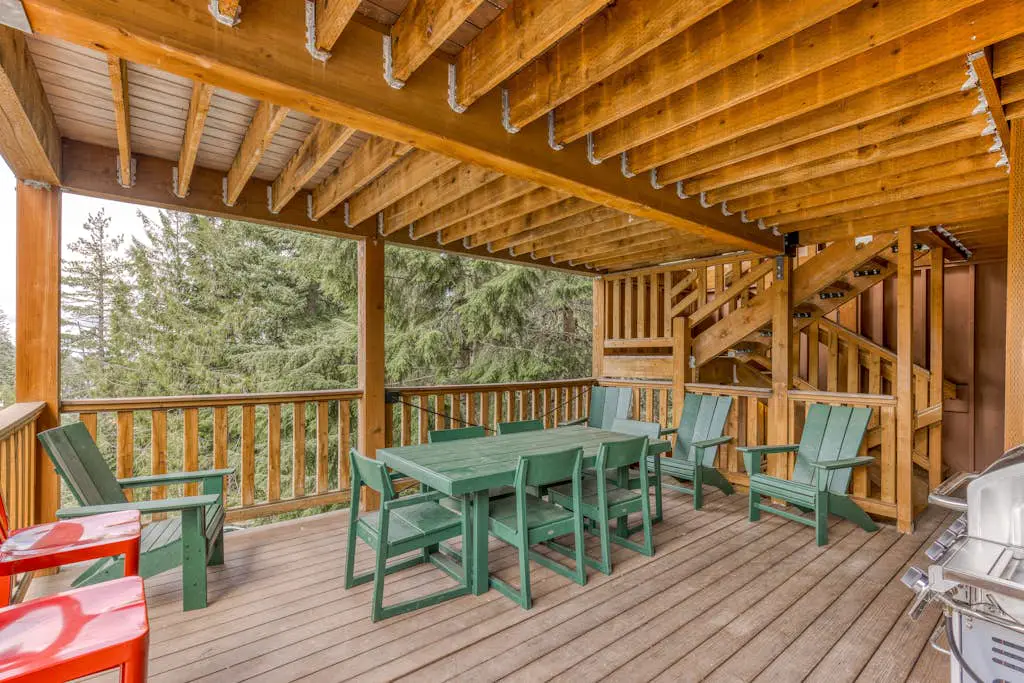 Recently updated in 2024-Large, dog-friendly home with covered deck