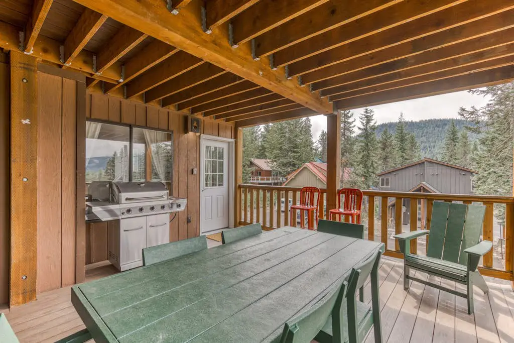 Recently updated in 2024-Large, dog-friendly home with covered deck