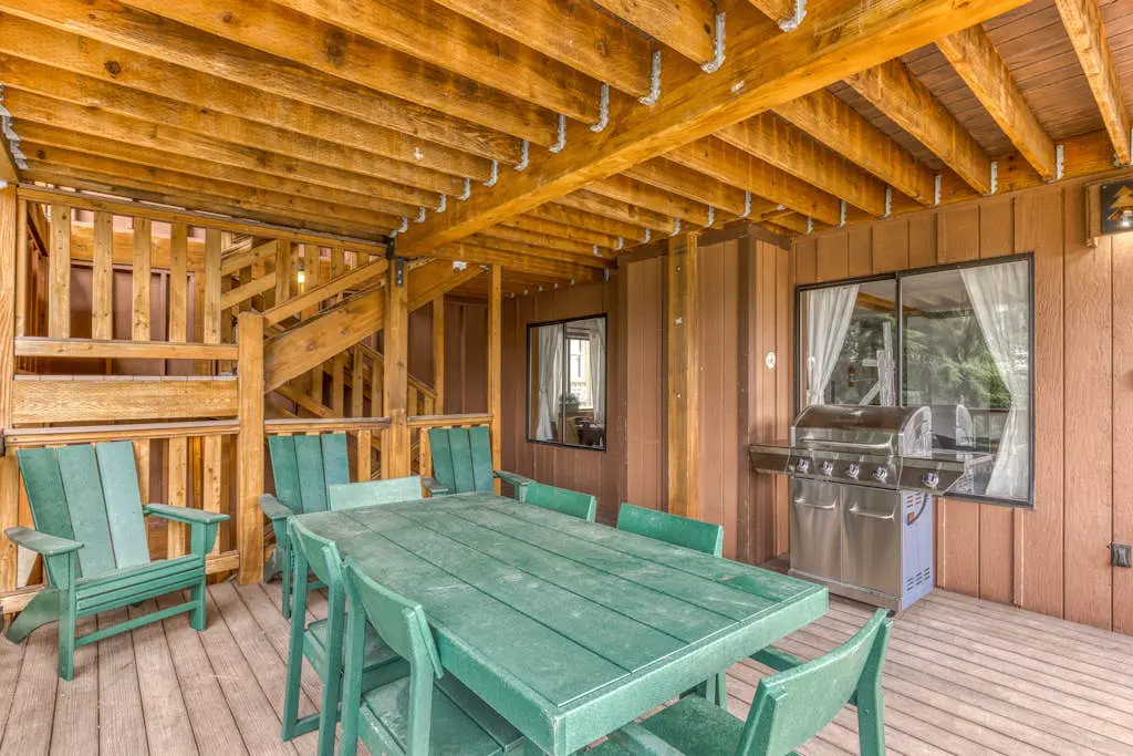 Recently updated in 2024-Large, dog-friendly home with covered deck
